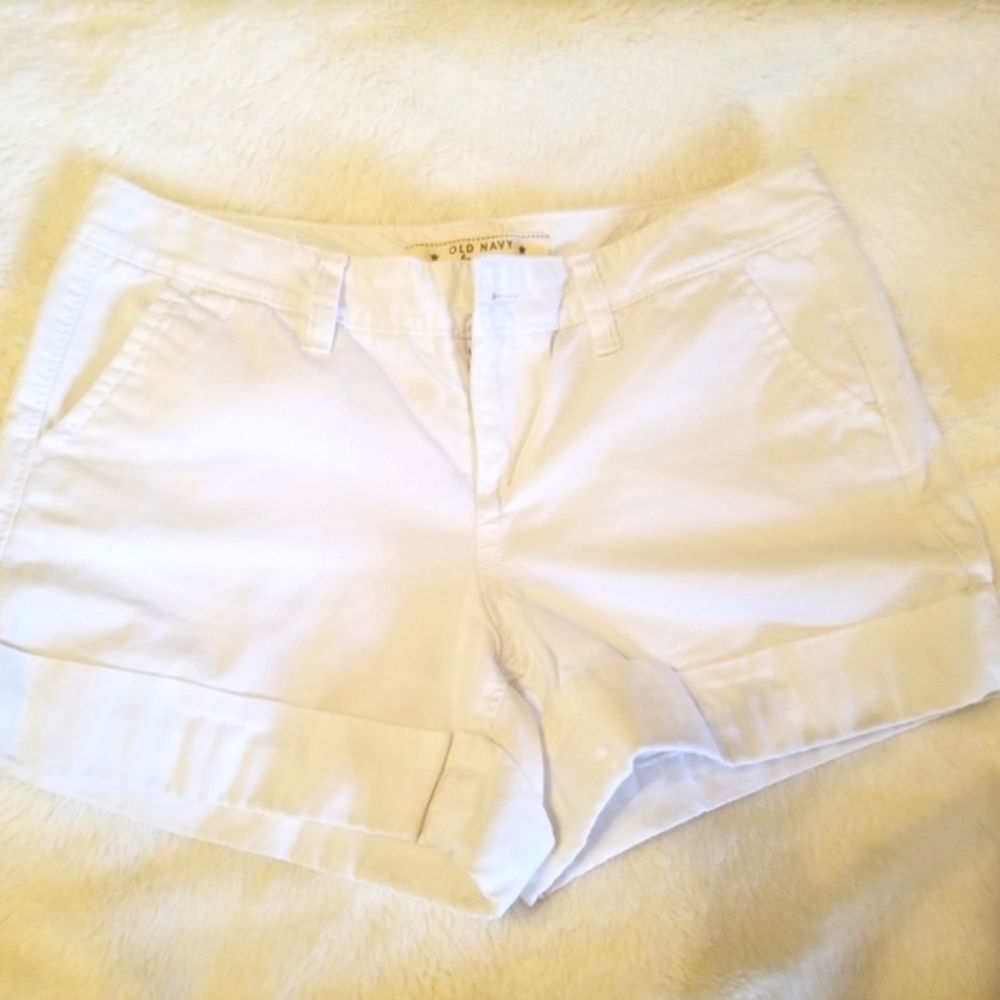 EUC White Old navy shorts‎